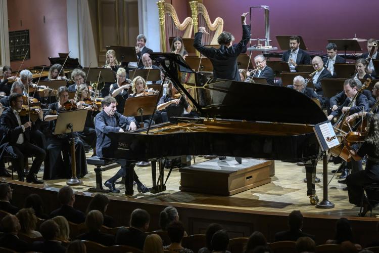 Dvořákova Praha 2023 - koncert 19/9/2023 - Česká filharmonie, T. Netopil, B. Giltburg